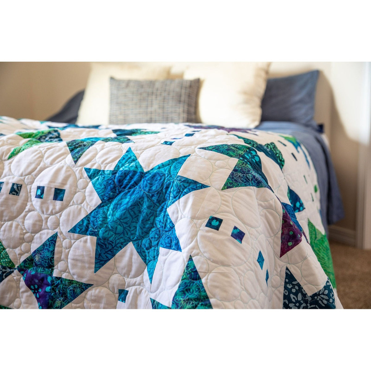 Celestial Azure Quilt-Set vorgeschnitten: Komplettset mit Muster, Bindung und Rückseite – ein modernes Morgan-Design